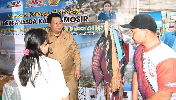 Bupati Samosir Vandiko T Gultom dan Wabup Martua Sitanggang melakukan pemukulan gendang sebagai tanda pembukaan secara resmi stand pameran UMKM di Komplek Water Front City Pangururan, Senin (26/2/2024).