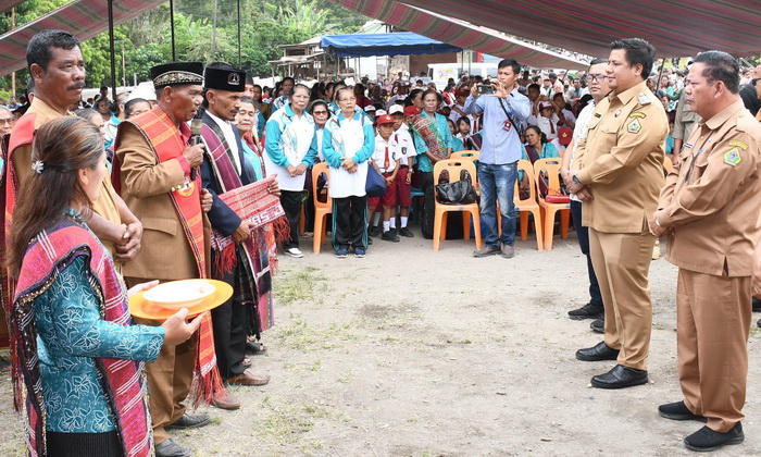 Kehadiran Bupati Samosir disambut antusias masyarakat, tokoh masyarakat hingga anak sekolah dalam pelayanan yang dilaksanakan pada Desa Rianiate, Parmonangan, Hutanamora dan Kelurahan Pintusona, Senin (12/2/2024).