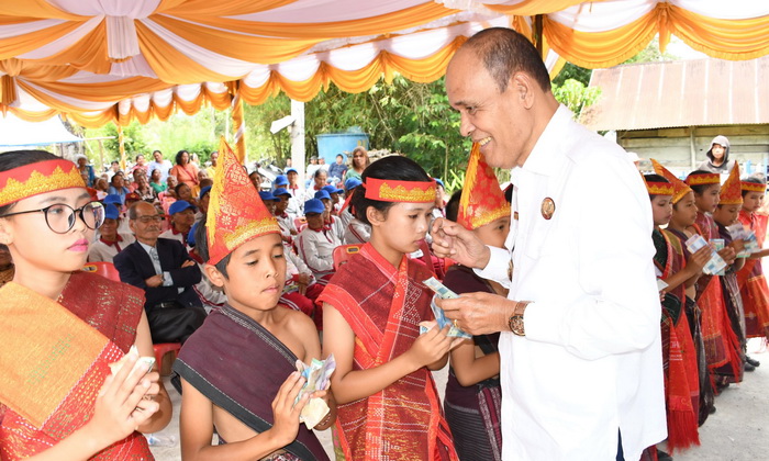 Melalui Program Bunga Desa, Wakil Bupati Samosir Martua Sitanggang membawa pelayanan gratis ke Desa Sibonor Ompuratus dan Sinaga Uruk Pandiangan-Kecamatan Nainggolan, Rabu (7/2/2024).
