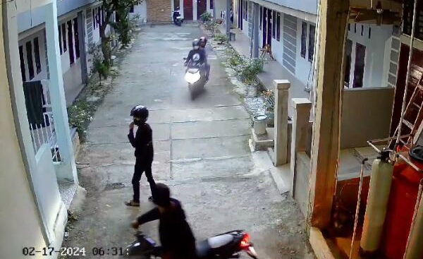 Empat pencuri sepeda motor (curanmor) gagal beraksi di salah satu kos-kosan Jalan Abdul Hakim, Kecamatan Medan Selayang. Tindakan para pencuri itu ketahuan dari rekaman CCTV.