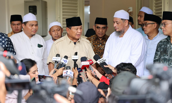 Calon presiden Prabowo Subianto ziarah ke makam Habib Ali bin Abdurrahman Al-Habsyi di Masjid Al Riyadh di Jalan Kembang VI, Kwitang, Jakarta Pusat, Jumat (16/2/2024).