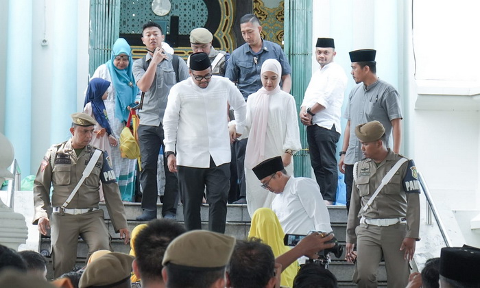Wali Kota Medan Bobby Nasution dan Ketua TP PKK Kahiyang Ayu Bobby Nasution bersama warga memadati Masjid Raya Al Mashun, Kamis (8/2/2024), memperingati Isra Mikraj Nabi Besar Muhammad SAW 1445 Hijriah.