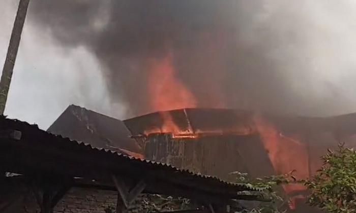 Telah terjadi kebakaran di kawasan Asrama TNI AD Jalan Karantina Kelurahan Sidorame Barat I, Kecamatan Medan Perjuangan, Kota Medan. Jumat (9/2/2024).