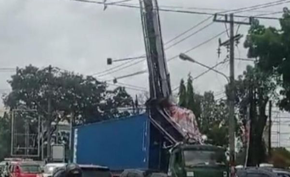 Viral video beredar menunjukkan satu unit truk kontainer menabrak papan reklame di Simpang Universitas Negeri Medan (Unimed), Jalan William Iskandar, Deli Serdang.