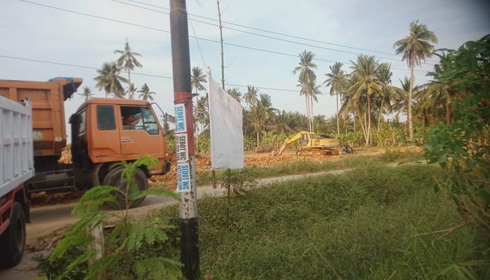 Limbah padat berwarna kuning mirip tanah diduga milik PT Bumi Karyatama Raharja (Bukara) dibuang sembarangan di Dusun I dan Dusun III Desa Hamparan Perak Deli Serdang dan di Jalan Marelan VII Medan Marelan.