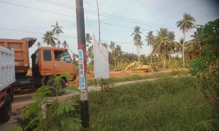 Limbah padat berwarna kuning mirip tanah diduga milik PT Bumi Karyatama Raharja (Bukara) dibuang sembarangan di Dusun I dan Dusun III Desa Hamparan Perak Deli Serdang dan di Jalan Marelan VII Medan Marelan.