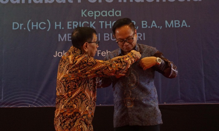 Menteri Badan Usaha Milik Negara (BUMN) RI Dr (HC) H Erick Thohir BA MBA menerima penghargaan Pin Emas dari Persatuan Wartawan Indonesia (PWI).