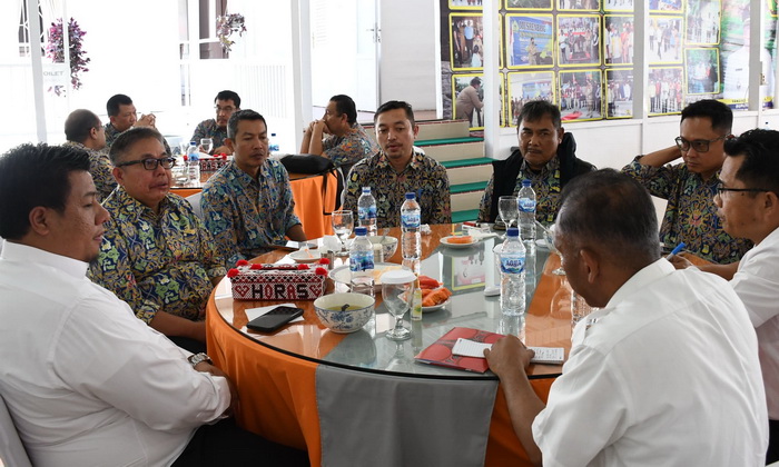 Kepala BBPJN Sumut Junaedi bersama rombongan datang melihat kondisi jalan di Kabupaten Samosir sekaligus mengadakan rapat kerja.