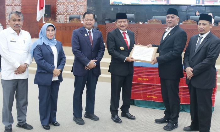 Pj Gubenur Sumatera Utara Hassanudin bersama Wakil Ketua DPRD Sumut Harun Mustafa Nasution menandatangani keputusan bersama tentang penetapan dua ranperda menjadi Peraturan Daerah (Perda) Provinsi Sumut.