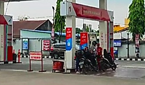Sebuah video menayangkan sejumlah kendaraan mogok pada salah satu SPBU di Kabupaten Deli Serdang, Sumatera Utara (Sumut), viral di media sosial. Kendaraan mogok itu diduga dipicu karena petugas SPBU salah isi bahan bakar, yang mestinya Pertalite menjadi solar.