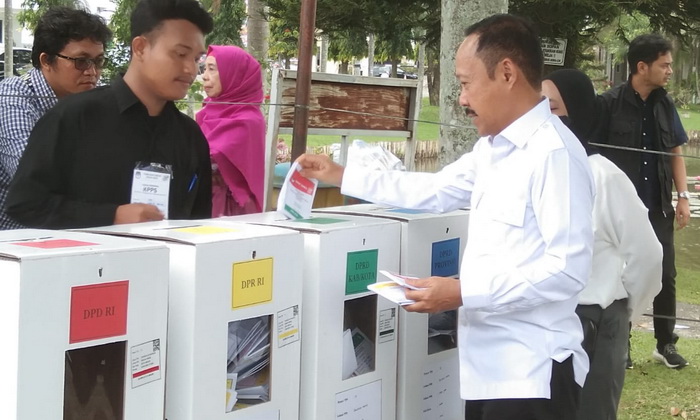 Sekdaprov Sumatera Utara (Sumut) Arief Sudarto Trinugroho bersama isteri, memilih di TPS 095 Kelurahan Mansyur Kecamatan Medan Johor Kota Medan, Rabu (14/2/2024).