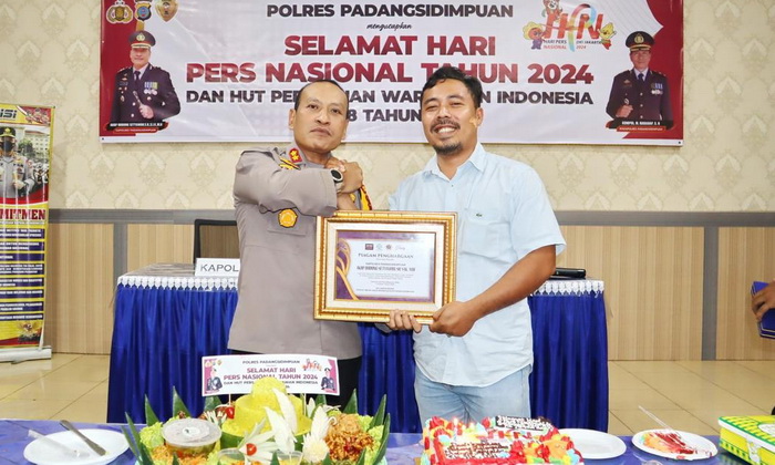 SMSI Kota Padangsidimpuan anugerahi Kapolres AKBP Dudung Setyawan SH SIK MH penghargaan pada momen Hari Pers Nasional Tahun 2024, Jumat (9/2/2024) siang.