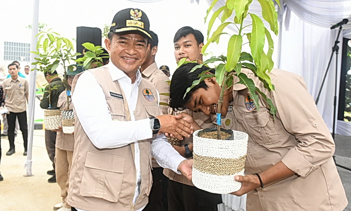 Pj Gubernur Sumut Hassanudin melakukan penanaman pohon serentak secara nasional di kawasan Sport Centre Sumut.