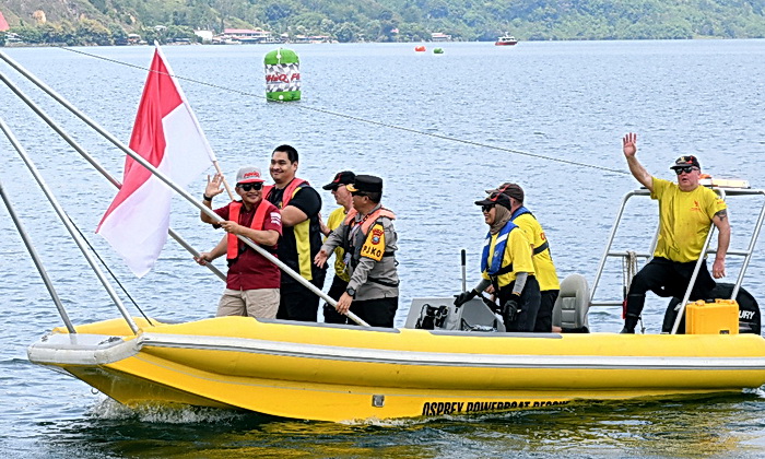 Pj Gubernur Sumut Hassanudin menyerahkan piala untuk juara F1 Powerboat (F1H2O) Danau Toba 2024. Hassanudin pun senang event internasional tersebut berjalan dengan lancar hingga akhir balapan, dan menjadi ajang promosi pariwisata berkelanjutan.