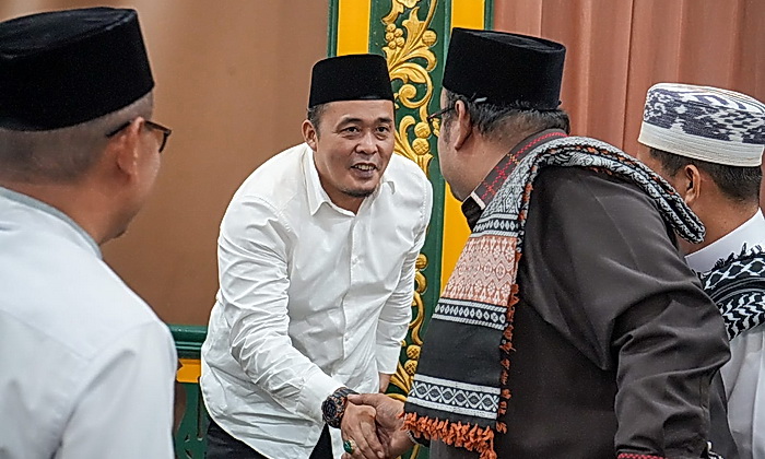 Jajaran pegawai di lingkungan Pemko Medan melaksanakan Salat Tarawih berjamaah di Pendopo Rumah Dinas Wali Kota Medan, Sabtu (16/3/2024).