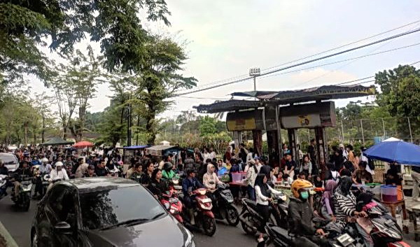 Fenomena berburu takjil di Pintu 3 dan 4 Universitas Sumatera Utara (USU) memicu kemacetan panjang di Jalan dr Mansyur Medan. Hal itu sebagaimana terpantau, Jumat (29/3/20224).