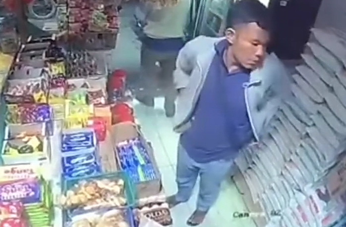 Video seorang pria yang melakukan pencurian 1 goni gula seberat 50 kg viral di media sosial (medsos).