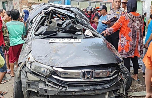 Sebuah mobil tabrakan dengan kereta api saat melewati perlintasan kereta api, Jalan Paya Bakung, Kecamatan Sunggal, Deli Serdang. Akibatnya, empat penumpang yang ada dalam mobil meninggal dunia.