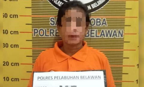 Satres Narkoba Polres Pelabuhan Belawan membekuk seorang wanita pengedar sabu, Da (40) warga Medan Labuhan. Selain itu, petugas juga mengamankan enam pria yang diduga mengkonsumsi narkoba.