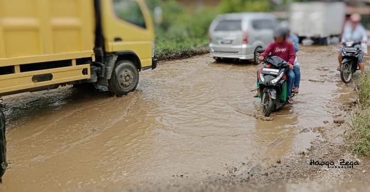 Puluhan kilometer jalan provinsi mengalami kerusakan parah di Nias menyebabkan warga kesulitan dalam lalu lintas sehari-hari.