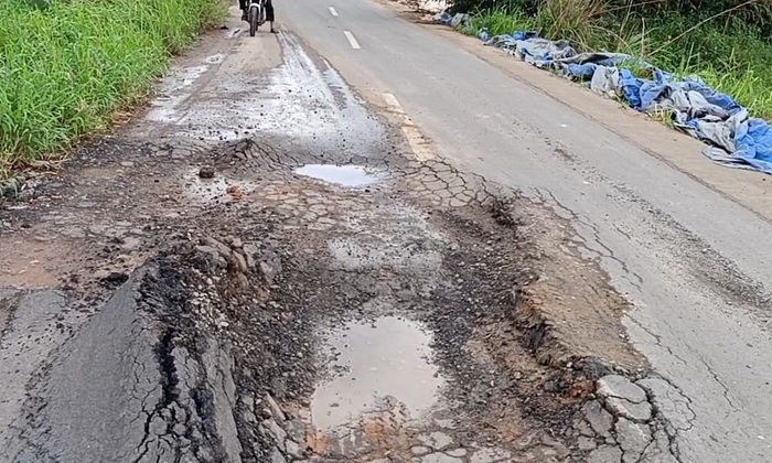 Masyarakat Desa Cempedak Lobang dan Desa Simpang Empat Kecamatan Sei Rampah Serdang Bedagai (Sergai), Sumut, sangat resah melihat kondisi jalan rusak di daerahnya.