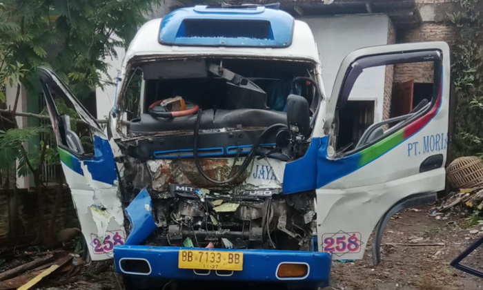 Bus penumpang umum Moria BB 7133 BB menabrak truk Mitsubushi yang sedang parkir di pinggir jalan di Desa Pohan Tonga Kecamatan Siborongborong, Tapanuli Utara.