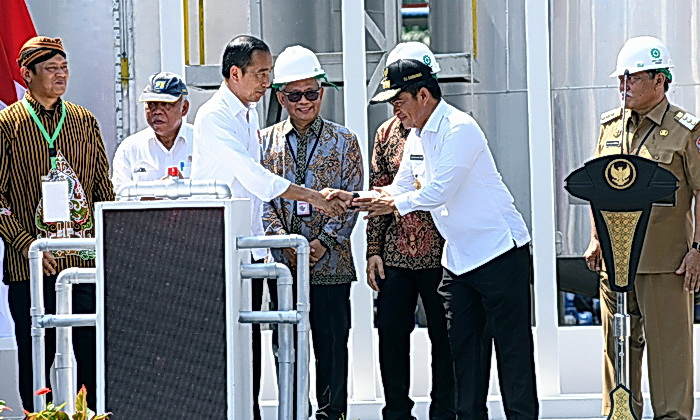Pj Gubernur Sumut Hassanudin mendampingi Presiden RI Joko Widodo meresmikan pabrik minyak makan merah di Pagar Merbau, Deli Serdang