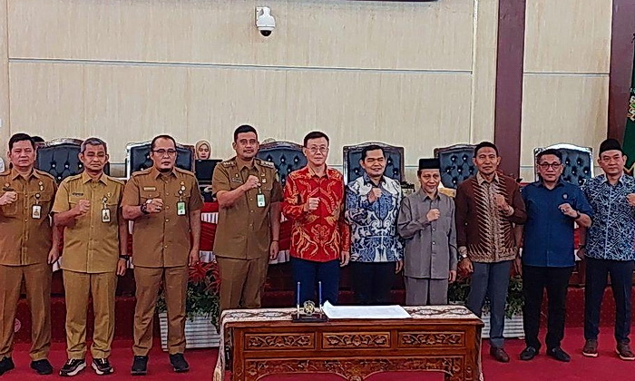 Ketua DPRD Medan Hasyim SE didampingi Wakil Ketua HT Bahrumsyah SH MH dan H Ihwan Ritonga SE MM memimpin rapat paripurna dalam rangka Perubahan Program Pembentukan Peraturan Daerah (Propemperda) Tahun 2024.