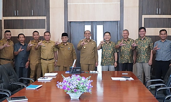 Direktur PT Langkat Nusantara Kepong (PT LNK) bertemu Pj Bupati Langkat HM Faisal Hasrimy AP MAP dalam rangka silaturahmi. Kegiatan berlangsung di Ruang Rapat Wakil Bupati Langkat, Senin (25/3/2024).