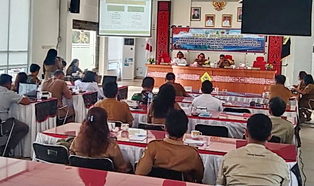 Bupati Samosir diwakili Asisten II Hotraja Sitanggang memimpin rapat Tim Pengendali Inflasi Daerah (TPID), di Aula Kantor Bupati Samosir, Selasa (26/3/2024).