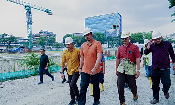 Wali Kota Medan Bobby Nasution meninjau pembangunan revitalisasi Lapangan Merdeka Medan, Jumat (8/3/2024) siang, yang akan dikembalikan fungsinya sebagai Ruang Terbuka Hijau (RTH) dan cagar budaya.