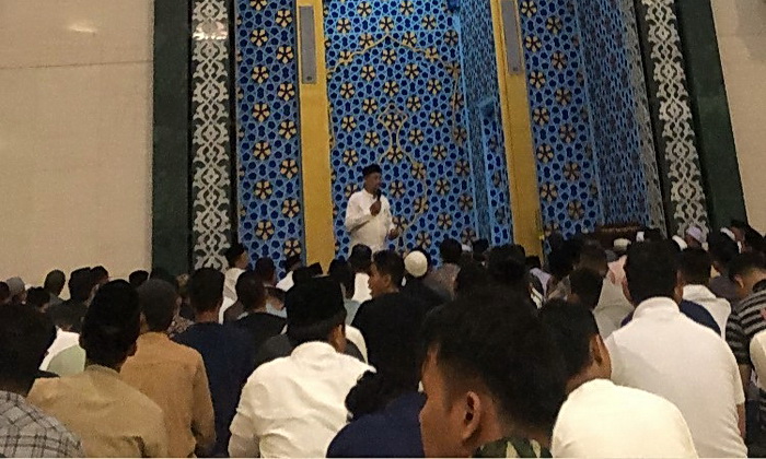 Warga antusias melaksanakan Salat Tarawih di Masjid Agung Medan Sumatera Utara Jalan Pangeran Diponegoro, Medan Senin (11/3/2024).