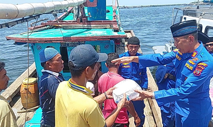 Satuan Polisi Perairan dan Udara (Sat Polairud) Polres Langkat mengadakan kegiatan pembagian takjil kepada masyarakat nelayan dan pesisir.
