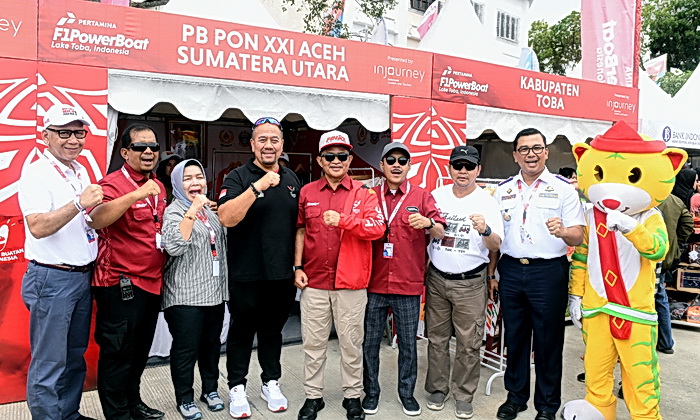 Pj Gubernur Sumut Hassanudin meninjau sejumlah stan pameran di area venue F1 Powerboat (F1H2O) 2024 di Balige, Toba. Termasuk stan Pemprov Sumut dan Panitia Besar (PB) Pekan Olahraga Nasional (PON) XXI Aceh-Sumut 2024