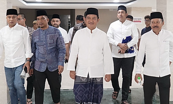 Pj Gubernur Sumatera Utara (Sumut) Hassanudin Salat Tarawih pertama tahun ini di Masjid Agung Medan. Pada malam pertama Tarawih kali ini, jemaah Masjid Agung Medan membeludak.
