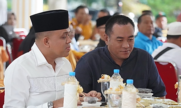 Pj Bupati Langkat HM Faisal Hasrimy AP MAP melaksanakan silaturahmi sekaligus berbuka puasa berrsama dengan Wartawan Unit Pemkab Langkat di Jentera Malay Rumah Dinas Bupati Langkat, Jumat (29/3/2024).