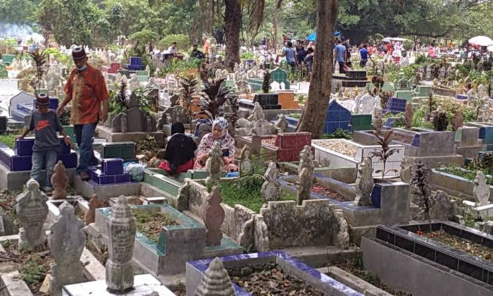 Masyarakat yang melakukan ziarah kubur jelang Bulan Ramadhan semakin ramai mendatangi Tempat Pemakaman Umum (TPU) Jalan Halat, Minggu (10/3/2024).