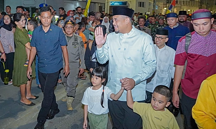 Diiringi lantunan kalimah takbir, Wali Kota Medan Bobby Nasution bersama Pj Gubernur Sumut Hasanuddin melepas pawai kendaraan hias guna menyambut datangnya 1 Syawal 1445 H sebagai malam penuh kemenangan setelah sebulan penuh berpuasa.