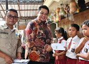 Bupati Vandiko T Gultom menyalurkan bantuan sosial kepada anak yatim, piatu, dan yatim piatu (YAPI) se-Kabupaten Samosir.