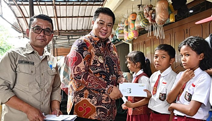 Bupati Vandiko T Gultom menyalurkan bantuan sosial kepada anak yatim, piatu, dan yatim piatu (YAPI) se-Kabupaten Samosir.