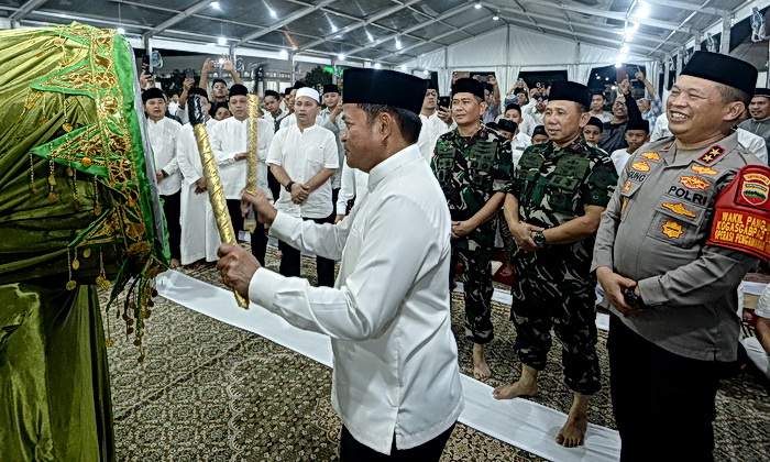 Penjabat (Pj) Gubernur Sumatera Utara (Sumut) Hassanudin menabuh bedug sembari mengumandangkan takbir, sebagai tanda penyambutan Hari Raya Idulfitri 1445 H