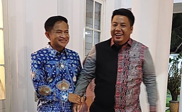 Bupati Samosir Vandiko T Gultom mengunjungi kediaman Pj Gubernur Sumut Hassanudin. Kunjungan silaturahmi tersebut dalam rangka Halal Bihalal Hari Raya Idul Fitri 1445 H/2024 M Pj Gubsu, yang berlangsung di Rumah Dinas Gubsu, Kamis (11/4/2024).
