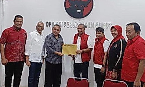 Mantan Gubernur Sumatera Utara (Gubsu) Edy Rahmayadi mengambil formulir pendaftaran bacalon Gubsu untuk Pilgub Sumut 2024 dari PDIP. Formulir Edy diambil oleh tim pemenangannya.