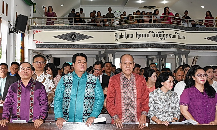 Bupati Samosir Vandiko T Gultom dan Wakil Bupati Samosir Martua Sitanggang ikut merayakan Paskah bersama jemaat HKBP Resort Pangururan Kota, Minggu (31/3/2024).