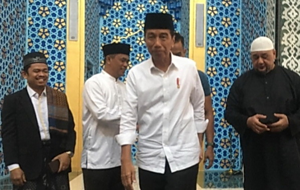 Ustadz Dr H Dedi Iskandar Batubara SSos SH MSP MH CIRBC CWC, anggota Dewan Perwakilan Daerah (DPD) RI asal Sumatera Utara (Sumut), menjadi Khatib Shalat Jumat di Masjid Agung Medan Jalan Diponegoro, Jumat (12/4/2024).