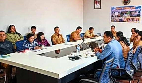 Bupati Humbahas Dosmar Banjarnahor SE, membuka secara resmi Konsultasi Publik Penyusunan Kajian Studi Pendahuluan Proyek Pembangunan Objek Wisata Seribu Goa, Desa Banuarea Kecamatan Pakkat.