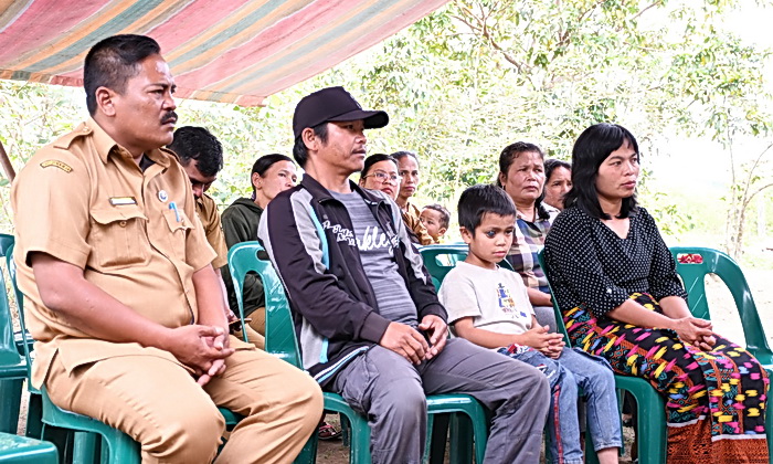 Setelah mendengar informasi tentang Doni Saoloan Situmorang, siswa SDN 13 Desa Pananggangan II, yang menderita kanker mata, Selasa (2/4/2024), Bupati Samosir Vandiko T Gultom langsung mengunjunginya di orangtuanya dan memberikan bantuan.