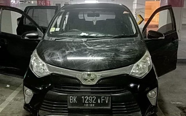 Dua anak laki-laki nyaris tewas karena terkunci di dalam mobil Toyota Calya hitam BK 1292 FV saat ditinggal di parkiran Lantai 3 Delipark Mall, Minggu (21/4/2024) sekitar pukul 22.30 WIB.