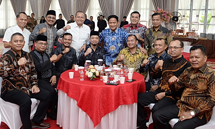 Hari kedua Idulfitri 1445 Hijriah, Pj Gubernur Sumatera Utara (Sumut) Hassanusin menerima kunjungan sejumlah kepala daerah dan tamu lainnya di Aula Tengku Rizal Nurdin Jalan Jenderal Sudirman Nomor 41 Medan, Kamis (11/4/2024).