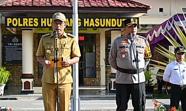 Bupati Humbahas Dosmar Banjarnahor SE memimpin Apel Gelar Pasukan Operasi Ketupat 2024 di Mapolres Humbahas, Rabu (3/4/2024).